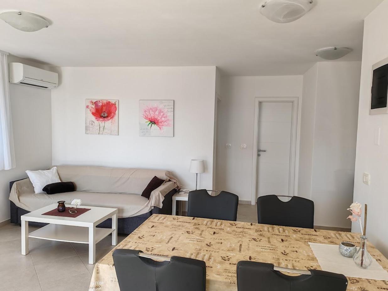 Apartments Oleander Lovrecica-Residence With Pool Exteriör bild
